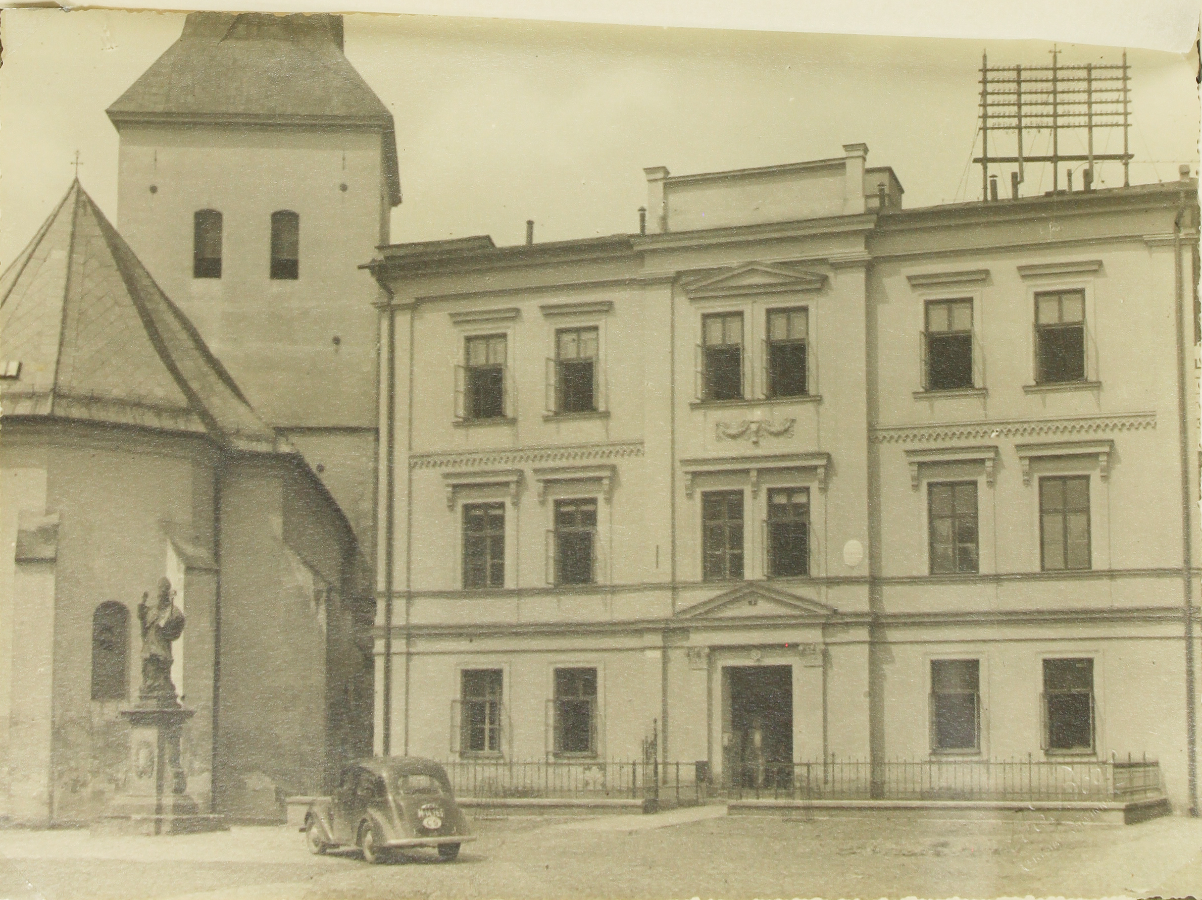 Pohled na současnou podobu budovy, kde měl od roku 1765 s&iacute;dlo b&yacute;val&yacute; městsk&yacute; &scaron;pit&aacute;l; fotografie poch&aacute;z&iacute; z roku 1937, kdy zde s&iacute;dlila Spolkov&aacute; československ&aacute; re&aacute;lka Slezsk&eacute; matice osvěty lidov&eacute; ve Fry&scaron;t&aacute;tu, dnes je zde pobočka Česk&eacute; po&scaron;ty.