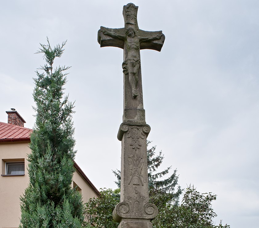 Pískovcový kříž s reliéfem Krista