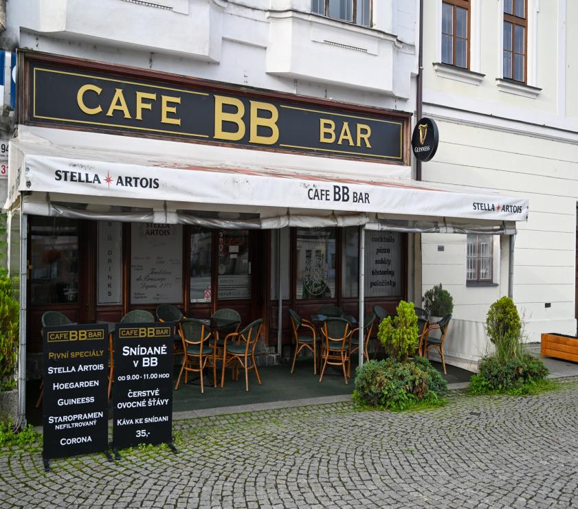 bar a restaurace přímo na náměstí 
