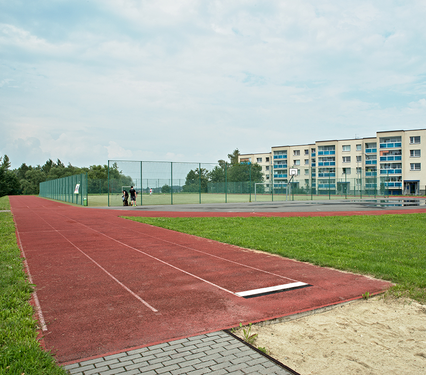 Atletická dráha, hřiště s umělým povrchem